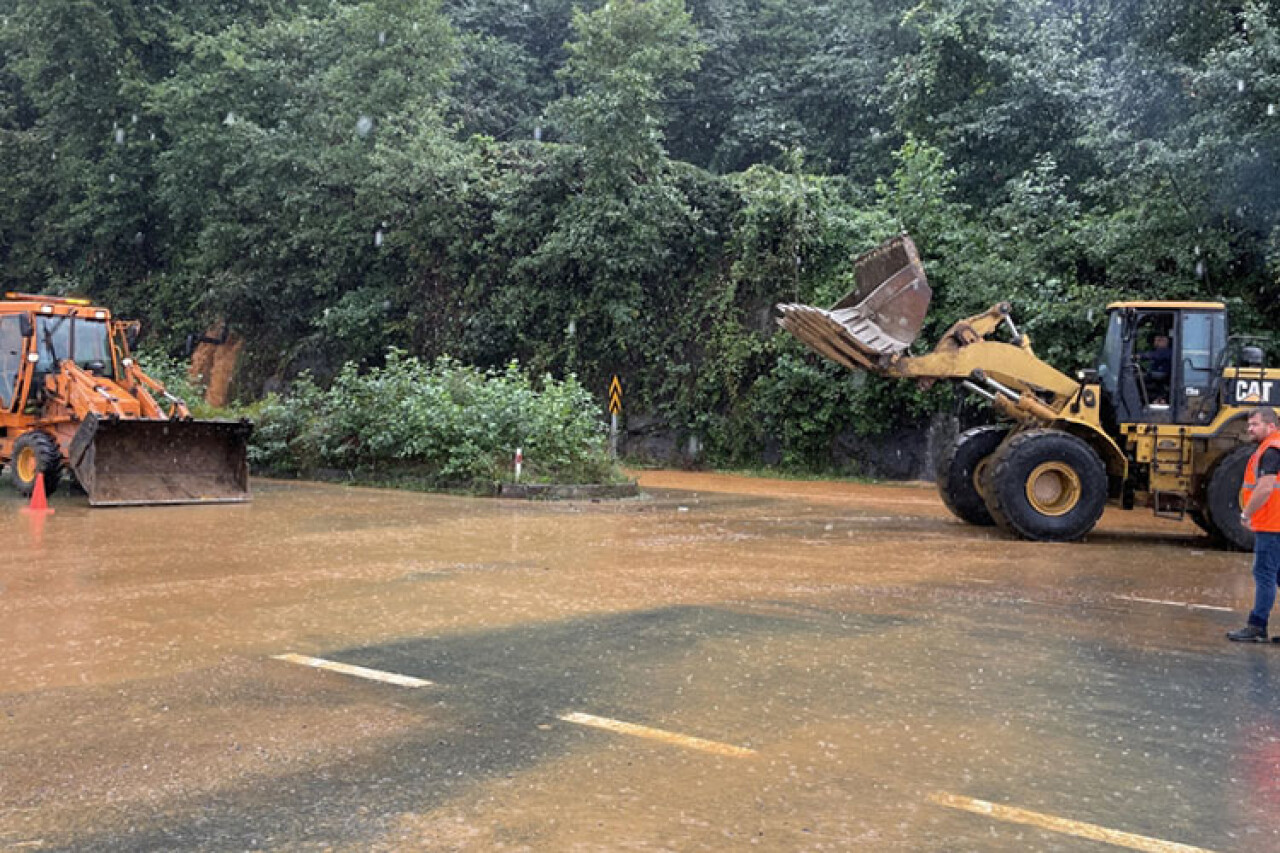 Rize ve Artvin için sağanak, Doğu Karadeniz için fırtına uyarısı