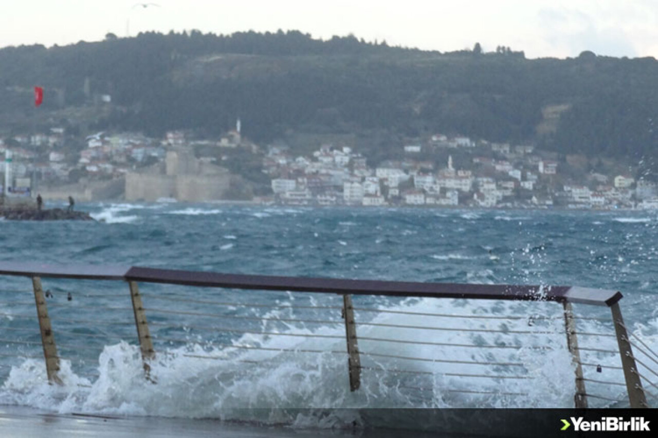 Çanakkale Boğazı'nda fırtına deniz ulaşımını olumsuz etkiliyor