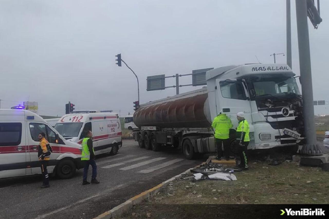 Tırla çarpışan ambulanstaki hasta çocuk hayatını kaybetti, 5 kişi yaralandı