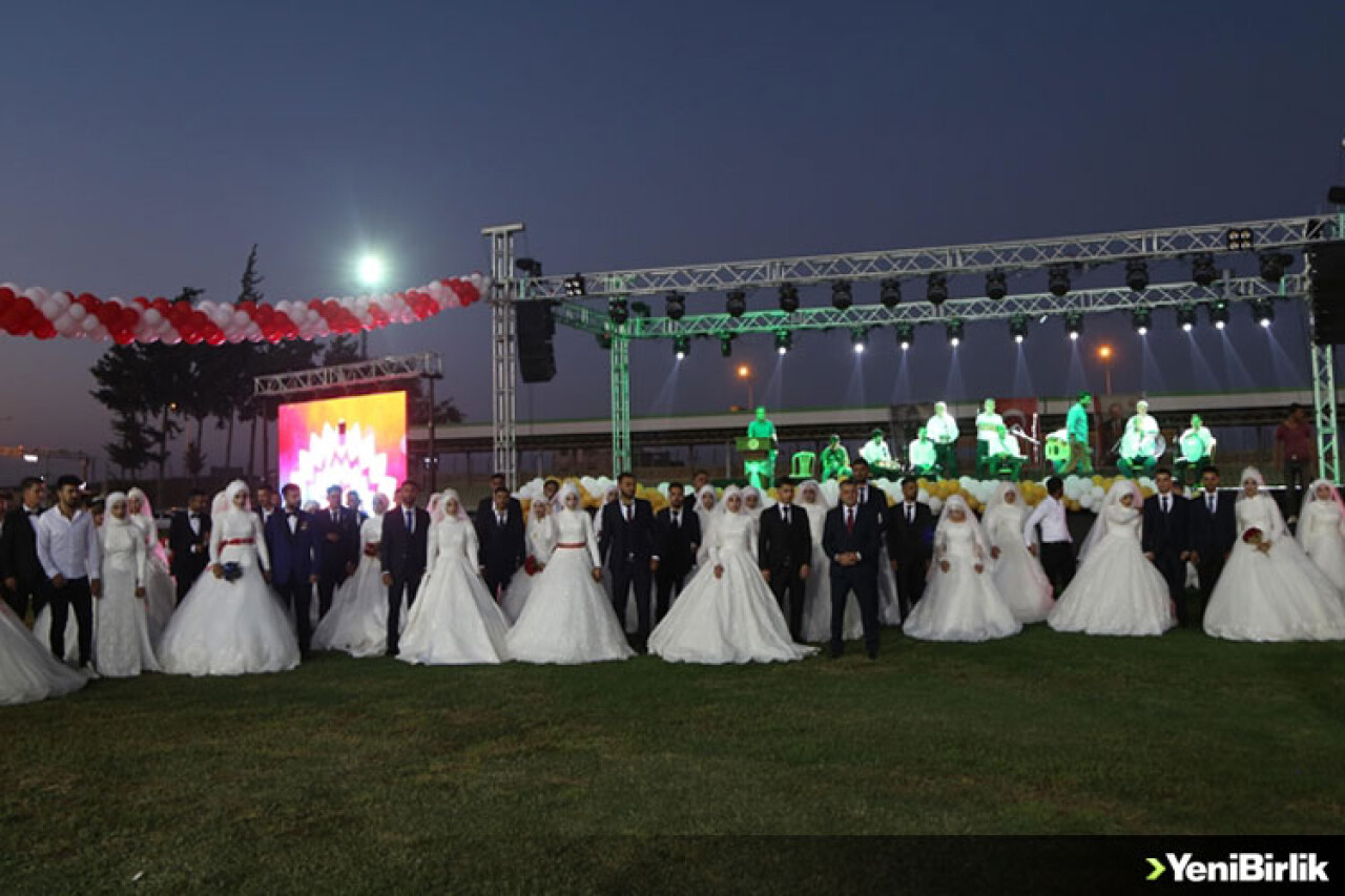 Hatay'da 100 depremzede çift için toplu nikah töreni yapıldı