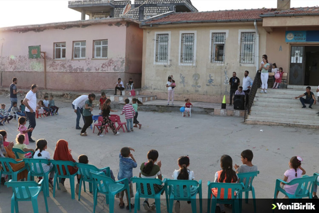 Batman'da gönüllü öğretmenler köylerde düzenledikleri etkinliklerle çocukların yüzünü güldürüyor