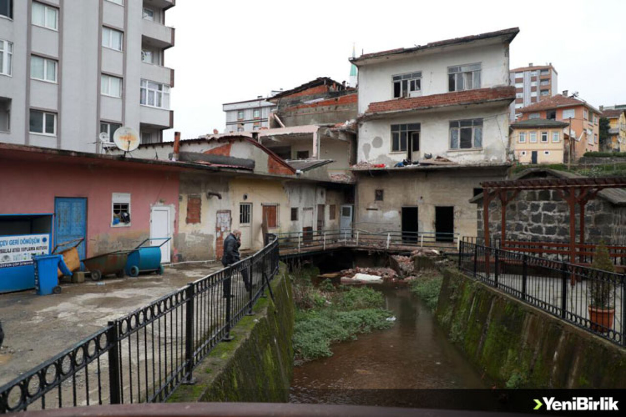 İyidere ilçesinde dere yatağındaki binaların kontrollü yıkımına başlandı