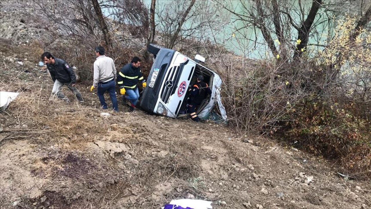 Yozgat'ta sporcuları taşıyan minibüs devrildi