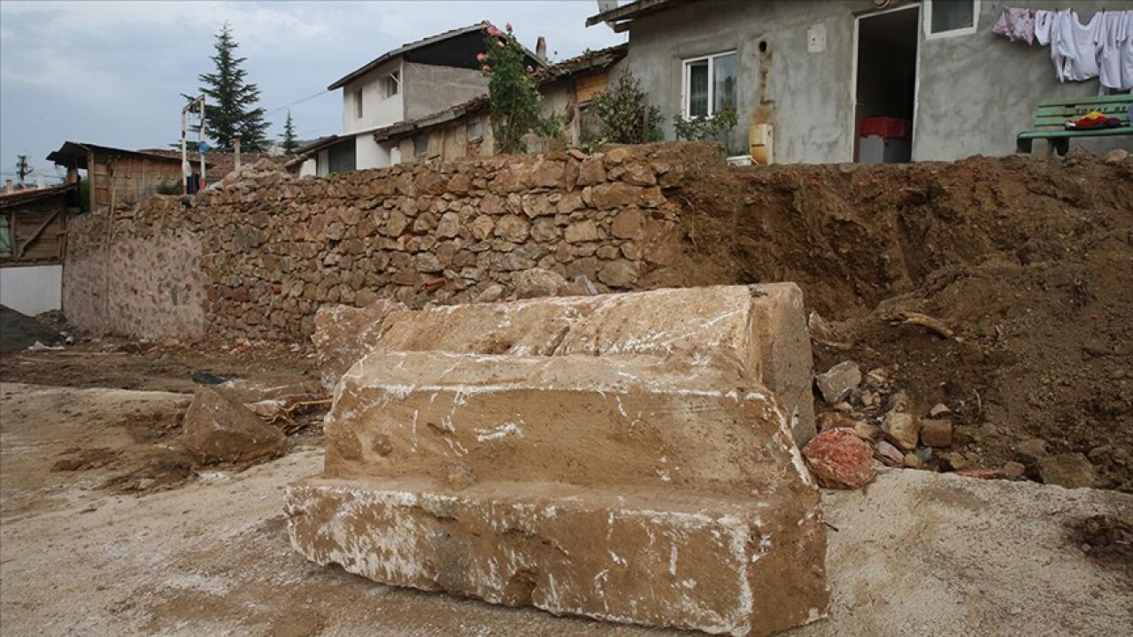 Tokat'ta istinat duvarı inşaatı sırasında lahit ve mezar taşı bulundu