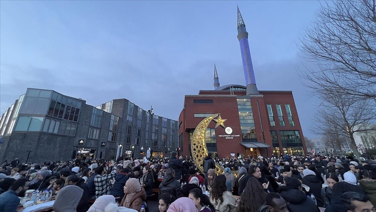 Hollanda'da "Cami Meydanı"nda 1500 kişilik sokak iftarı düzenlendi