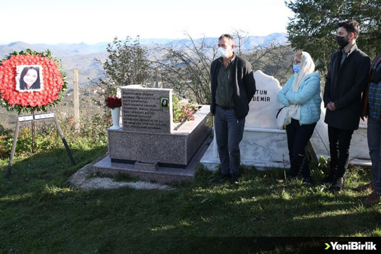 Ordu'da bıçaklı saldırıda öldürülen üniversite öğrencisi Ceren Özdemir kabri başında anıldı