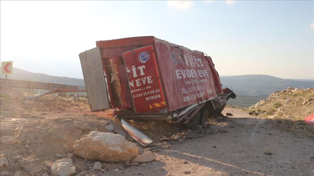 Mersin'de ev eşyası taşıyan kamyon devrildi, 4 kişi öldü