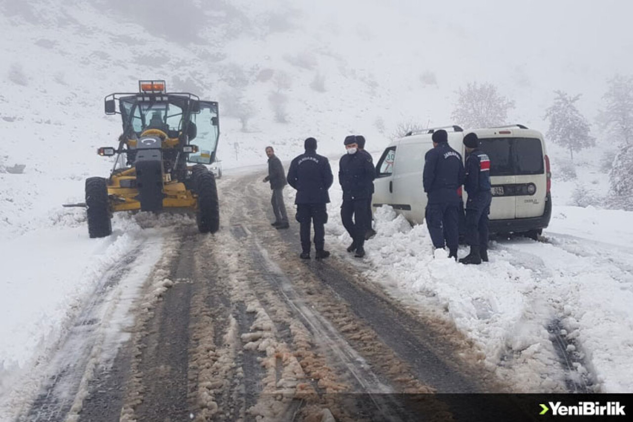 Kar nedeniyle kapanan köy yolunda araçları ile mahsur kaldılar