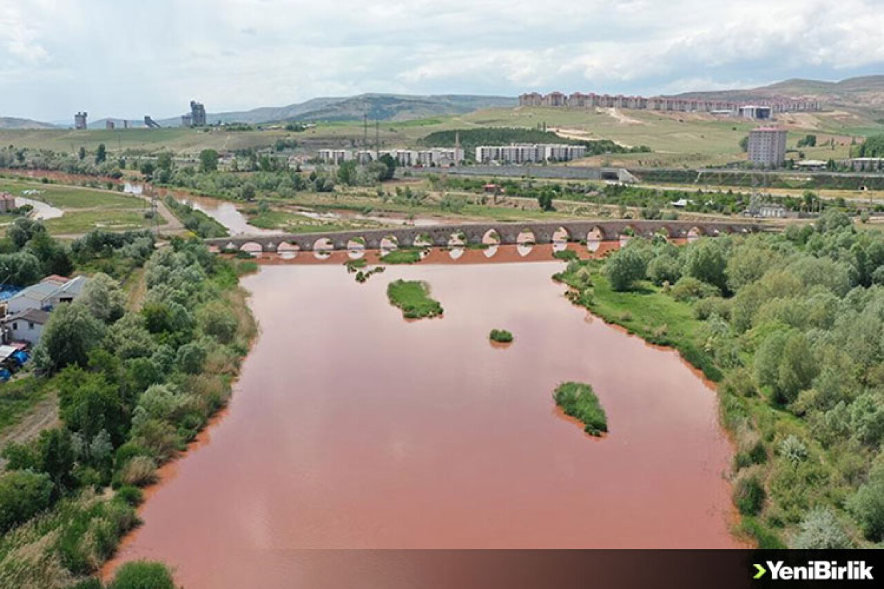 Türkiye'nin en uzun nehri Kızılırmak kızıla büründü