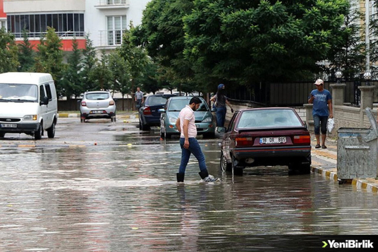 Çankırı'da sağanak nedeniyle bazı ev ve iş yerlerini su bastı