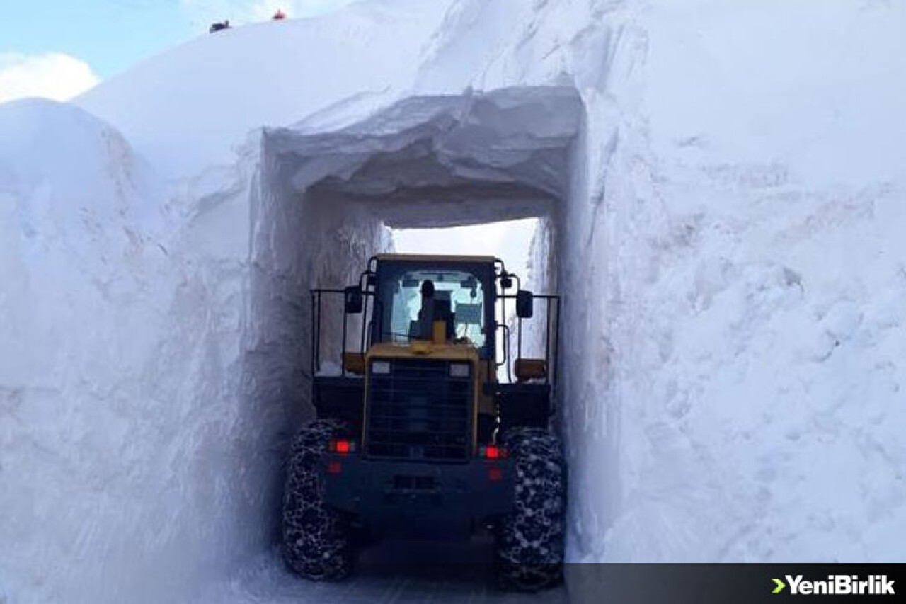 Hakkari'de üs bölgesinin yolu kardan tünel oluşturularak açıldı