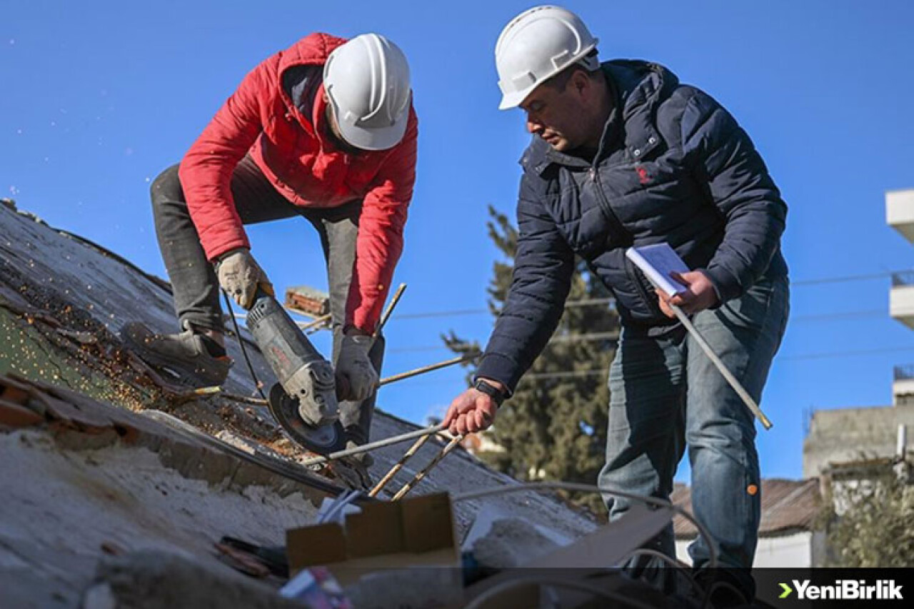 Adıyaman'da uzman ekipler yıkılan binalardan delil topluyor