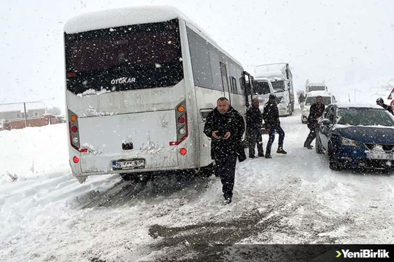 Ardahan'da kar yağışı nedeniyle çok sayıda araç yolda kaldı