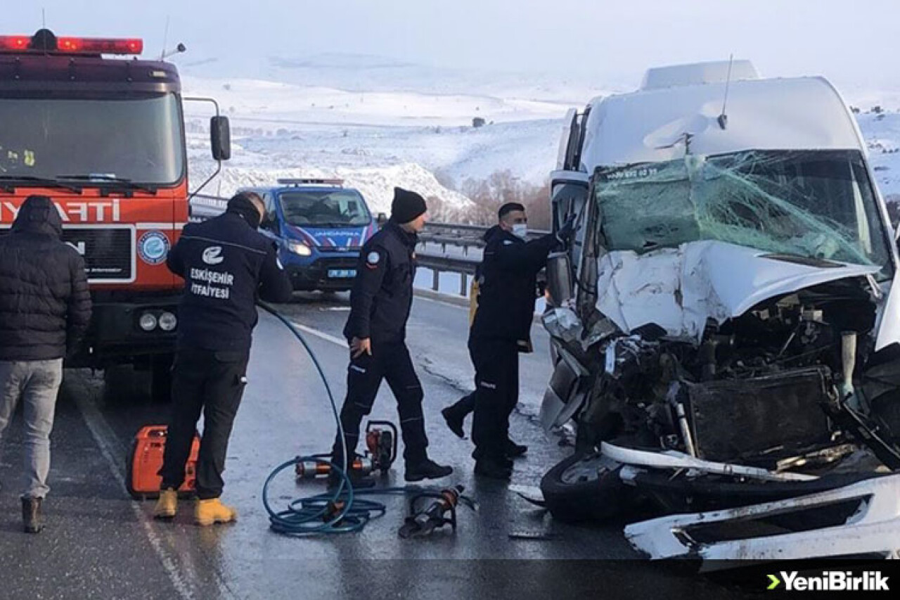 Eskişehir'de öğrencileri taşıyan minibüsle kamyon çarpıştı