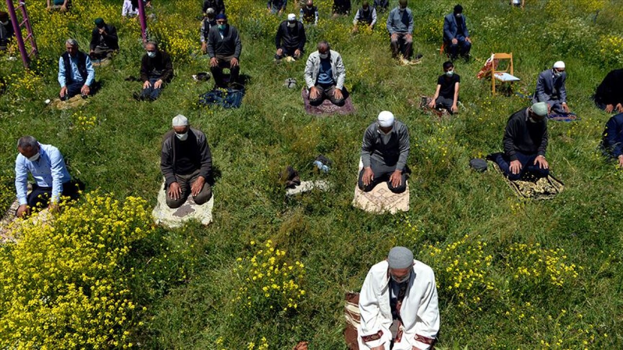 Ardahan'da cuma namazı çiçeklerle kaplı okul bahçesinde kılındı