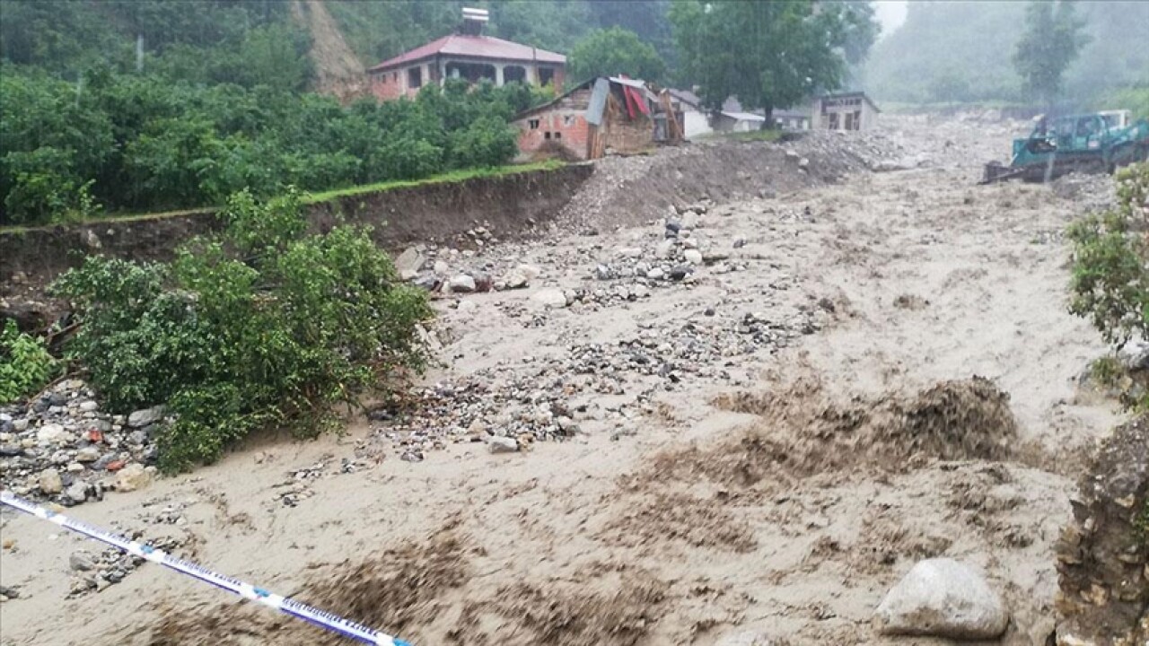 Sakarya'da sağanak nedeniyle dere taştı, tarım arazilerini ve yolları su bastı