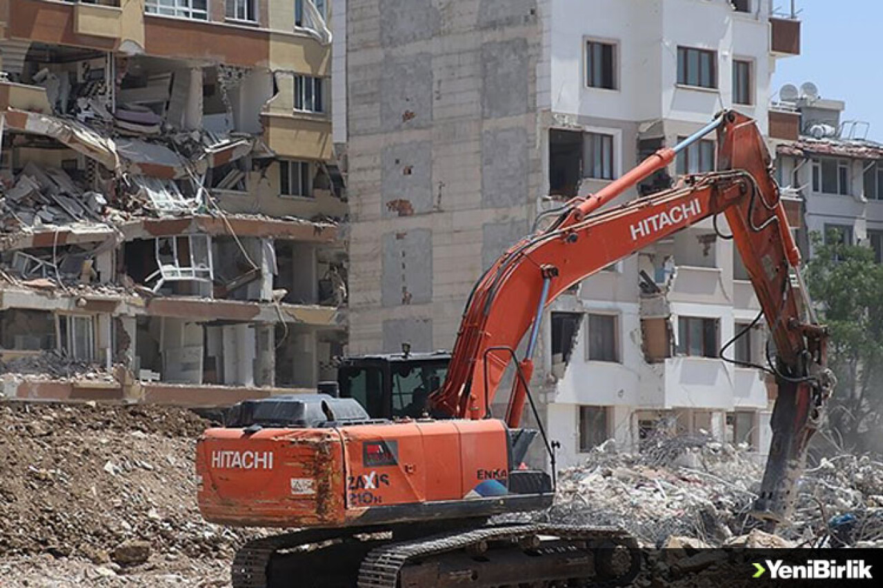 Depremlerden etkilenen Hatay'da ağır hasarlı binaların yıkımı sürüyor