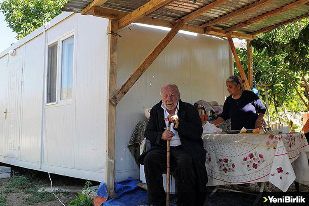 Bingöl'de depremzedeler bayramı konteynerlerde karşıladı