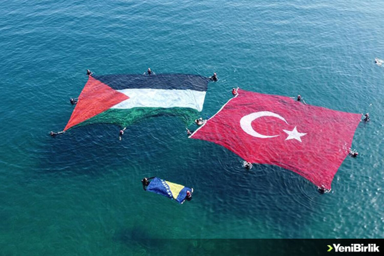 Antalya'da arama kurtarma ekipleri denizde Türk ve Filistin bayrakları açtı