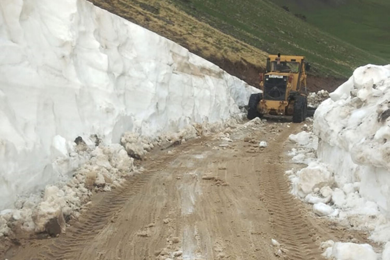 Kars'ta kardan kapalı yayla yolu ulaşıma açıldı