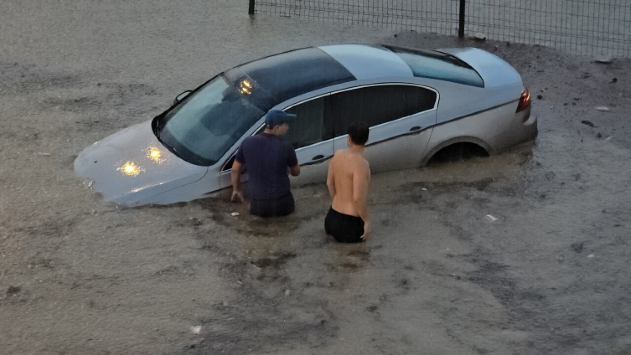 Karabük'te sağanak: Yollar göle döndü