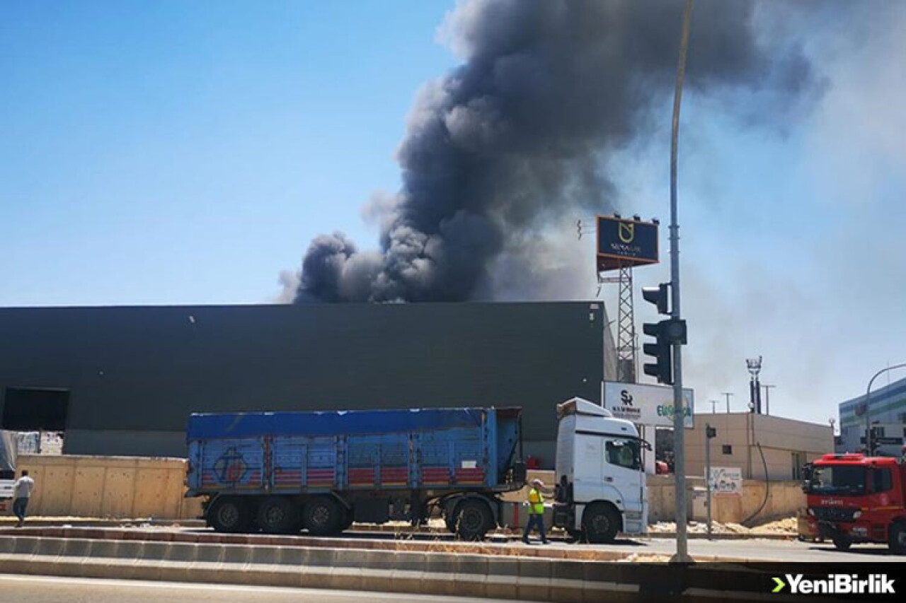 Gaziantep'teki fabrika yangınına müdahale ediliyor