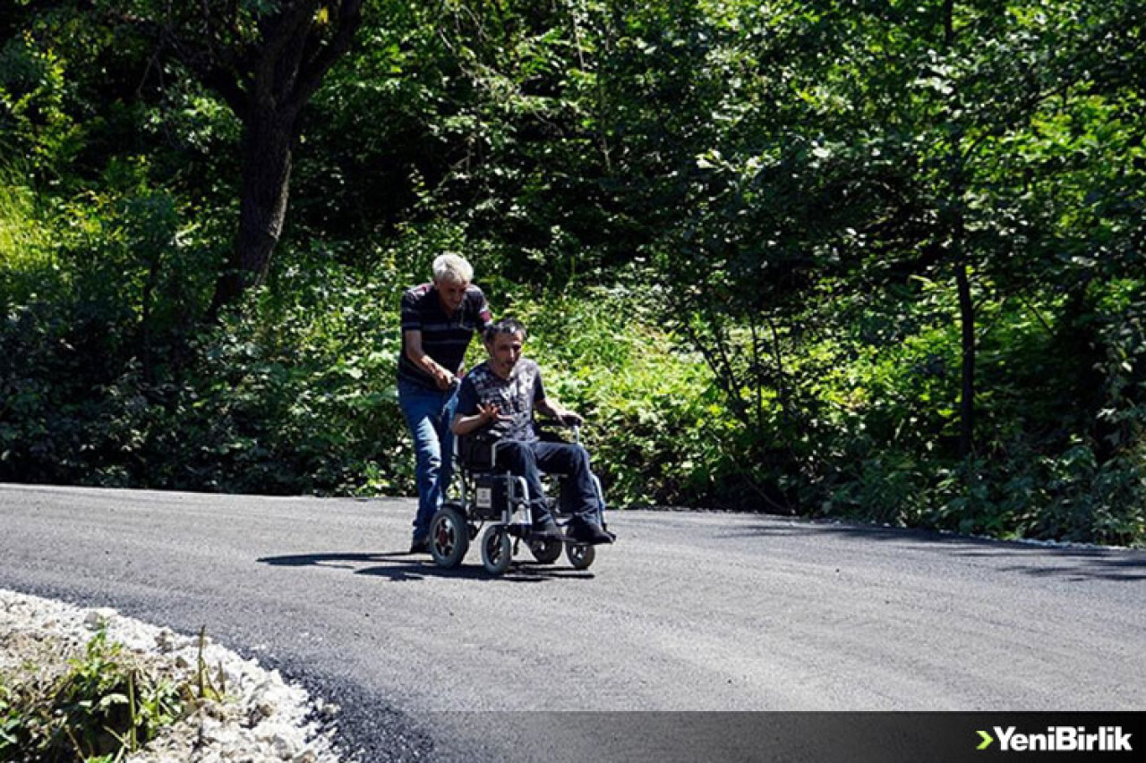 Eviyle ana yol arasındaki bölüm asfaltlanan engelli vatandaş hayata bağlandı