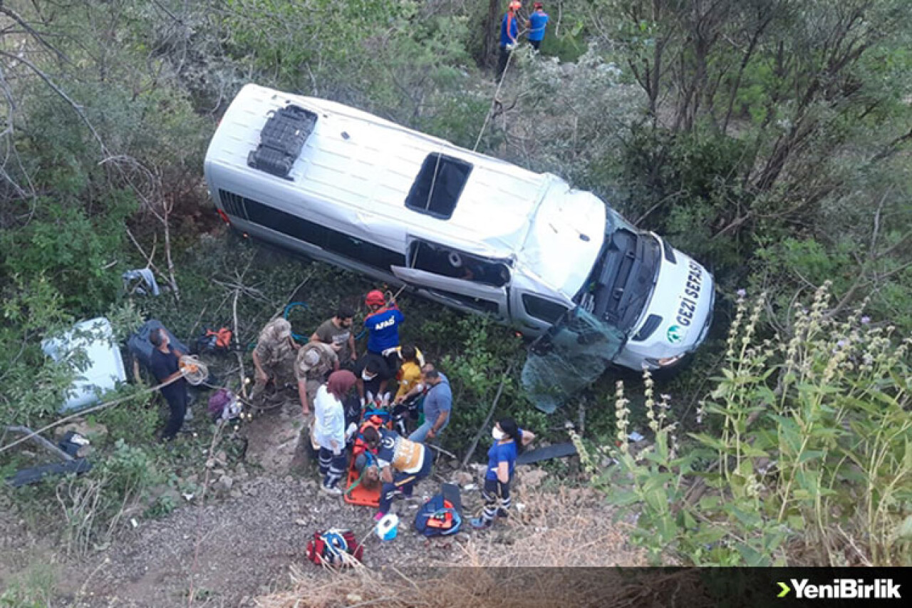 Tunceli'de minibüsün şarampole devrilmesi sonucu 19 kişi yaralandı