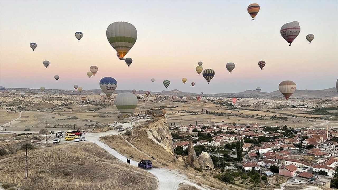 Kapadokya'da turistler yeni günü gökyüzünde karşıladı