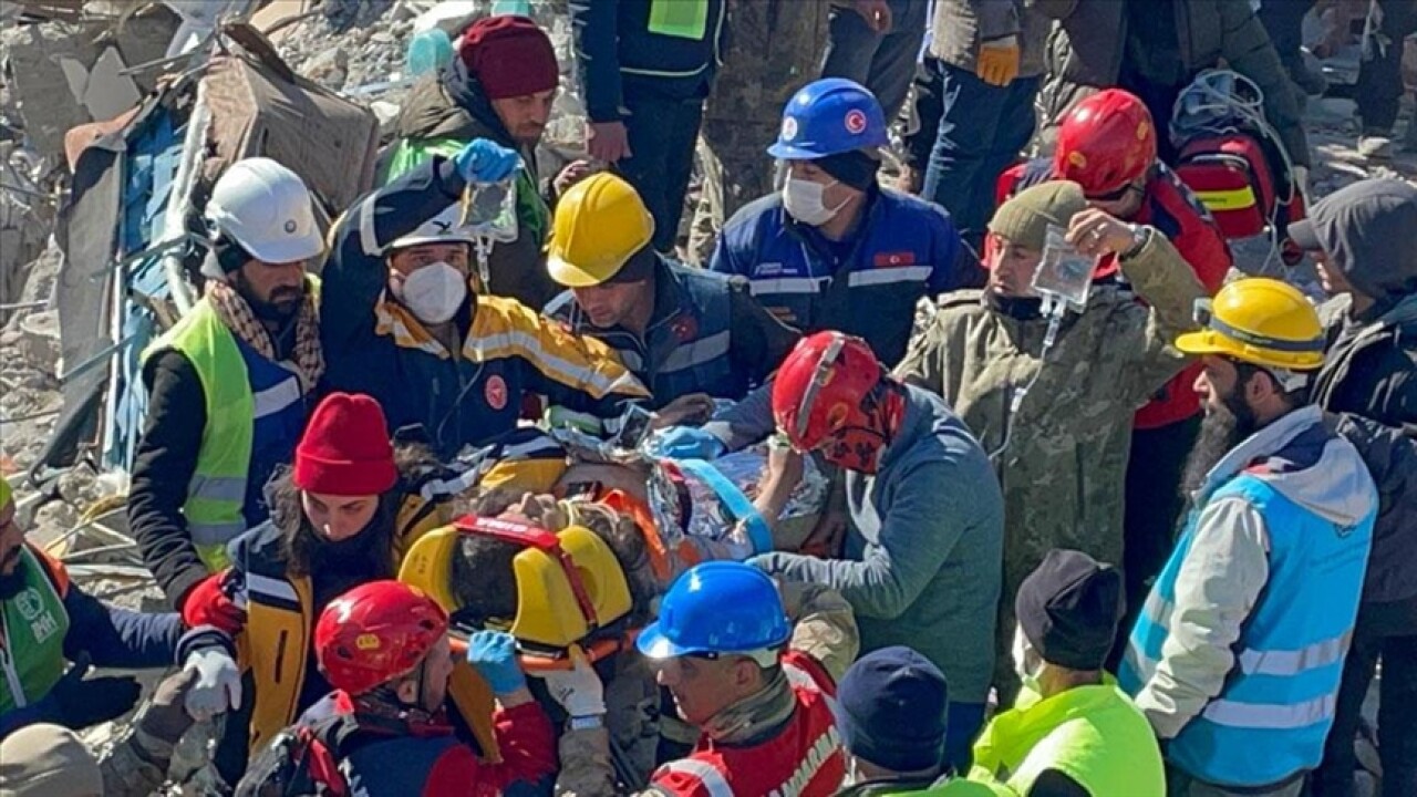 Adıyaman'da, depremin 152. saatinde bir kadın canlı çıkarıldı