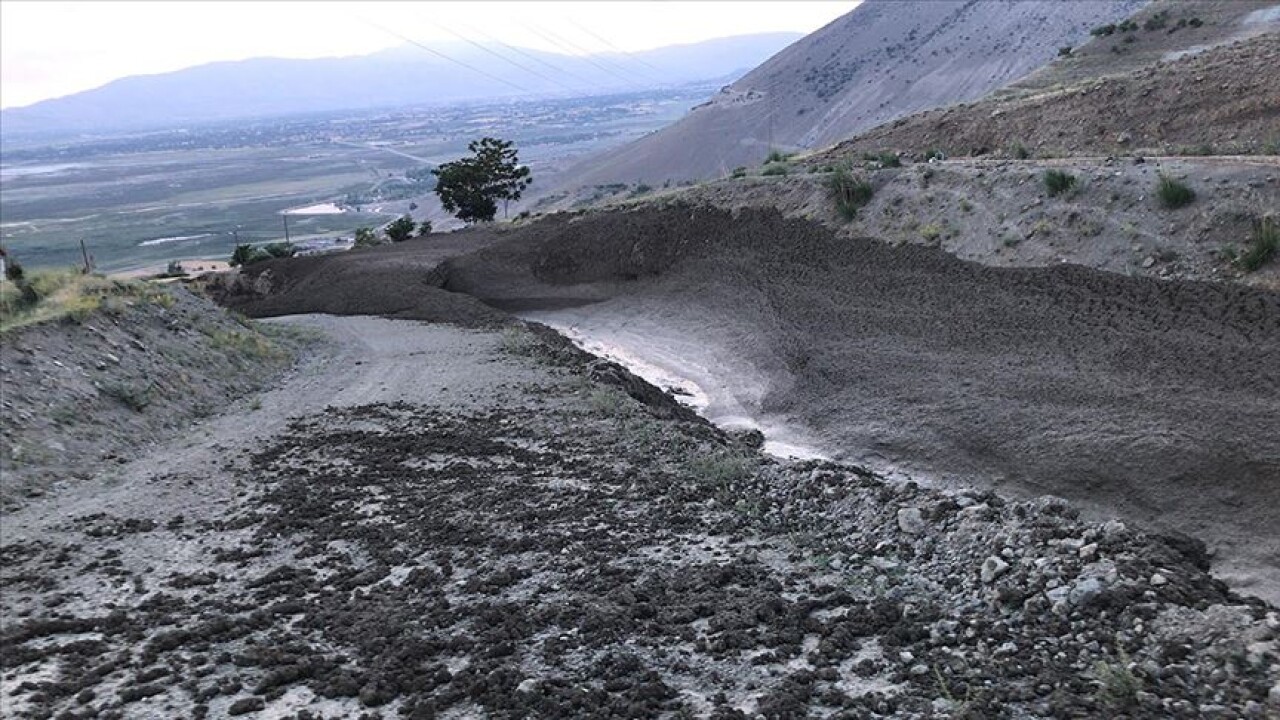 Erzincan'da sağanak nedeniyle taşan dere hasara yol açtı