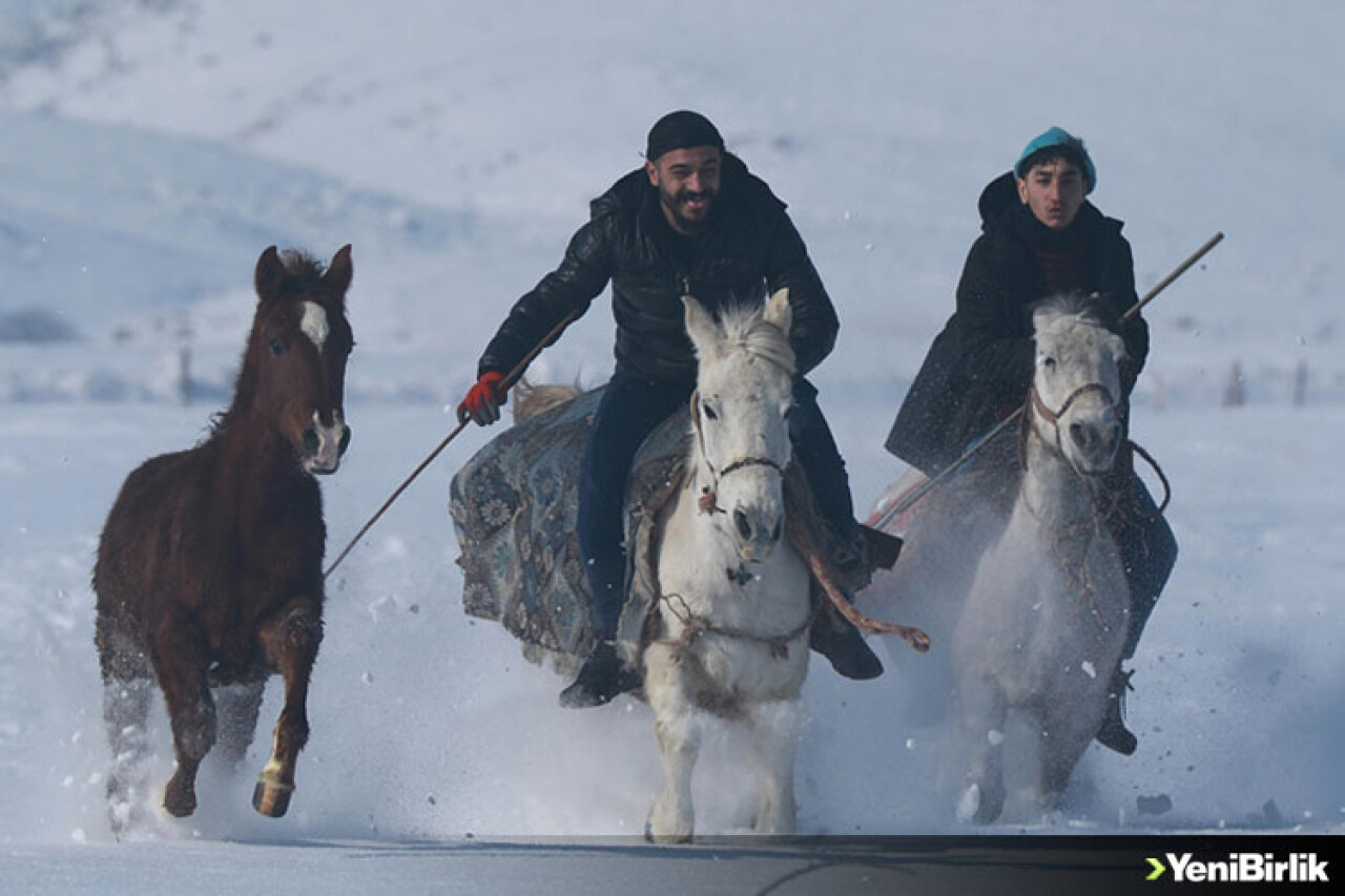 Yarışlara hazırladıkları atlarla kar üstünde antrenman yapıyorlar