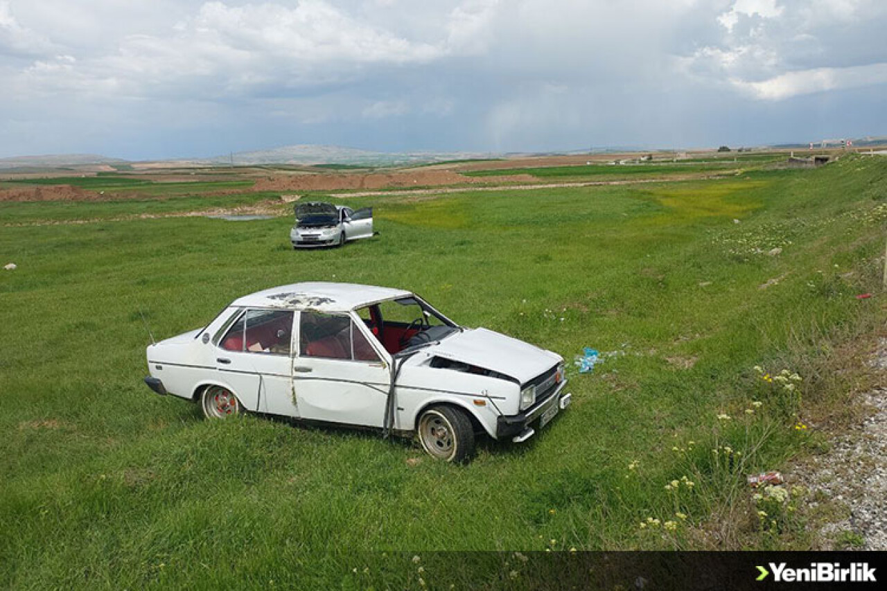 Çorum'da devrilen 2 otomobildeki 5 kişi yaralandı