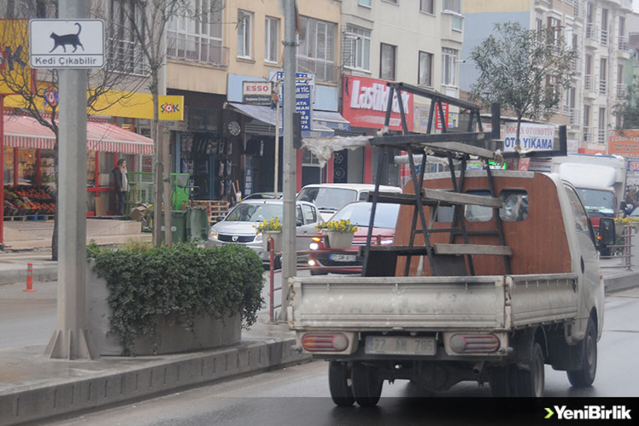 Yalova'da Sürücüler "Kedi Çıkabilir" Levhalarıyla Uyarılıyor