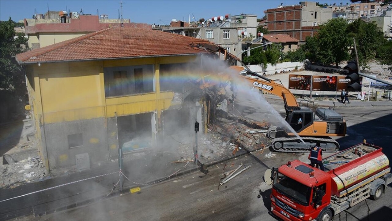 Adıyaman'da ağır hasarlı binaların yıkımı sürüyor