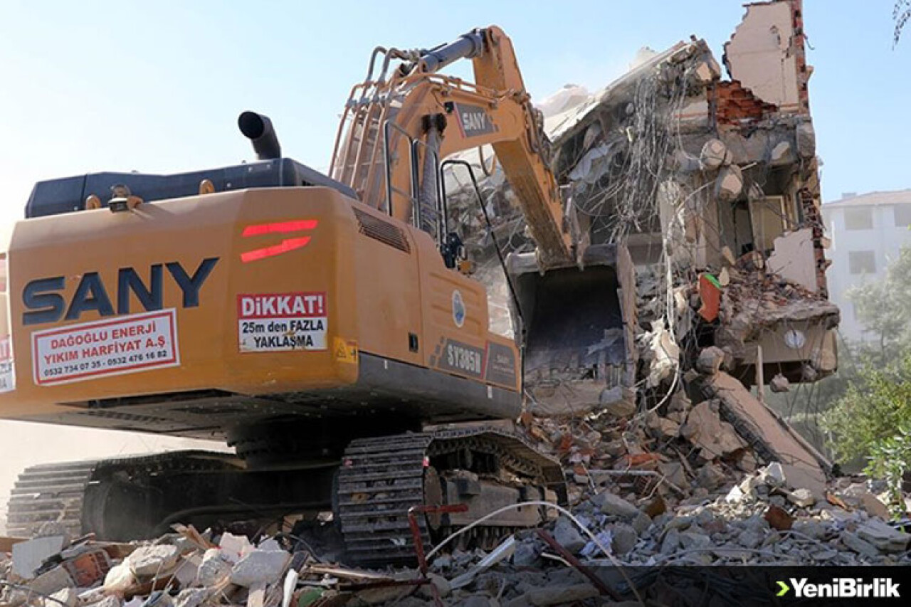 Hatay'da ağır hasarlı binaların yıkımı devam ediyor