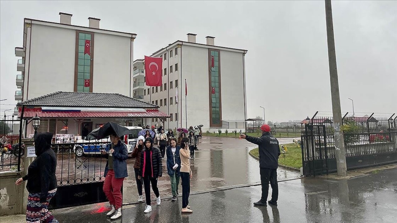 Düzce'de çevreye yayılan doğal gaz kokusu nedeniyle yurttaki öğrenciler tahliye edildi