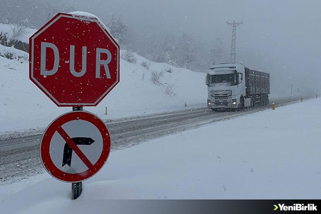 Zonguldak-İstanbul kara yolu kar nedeniyle uzun araç geçişlerine kapatıldı