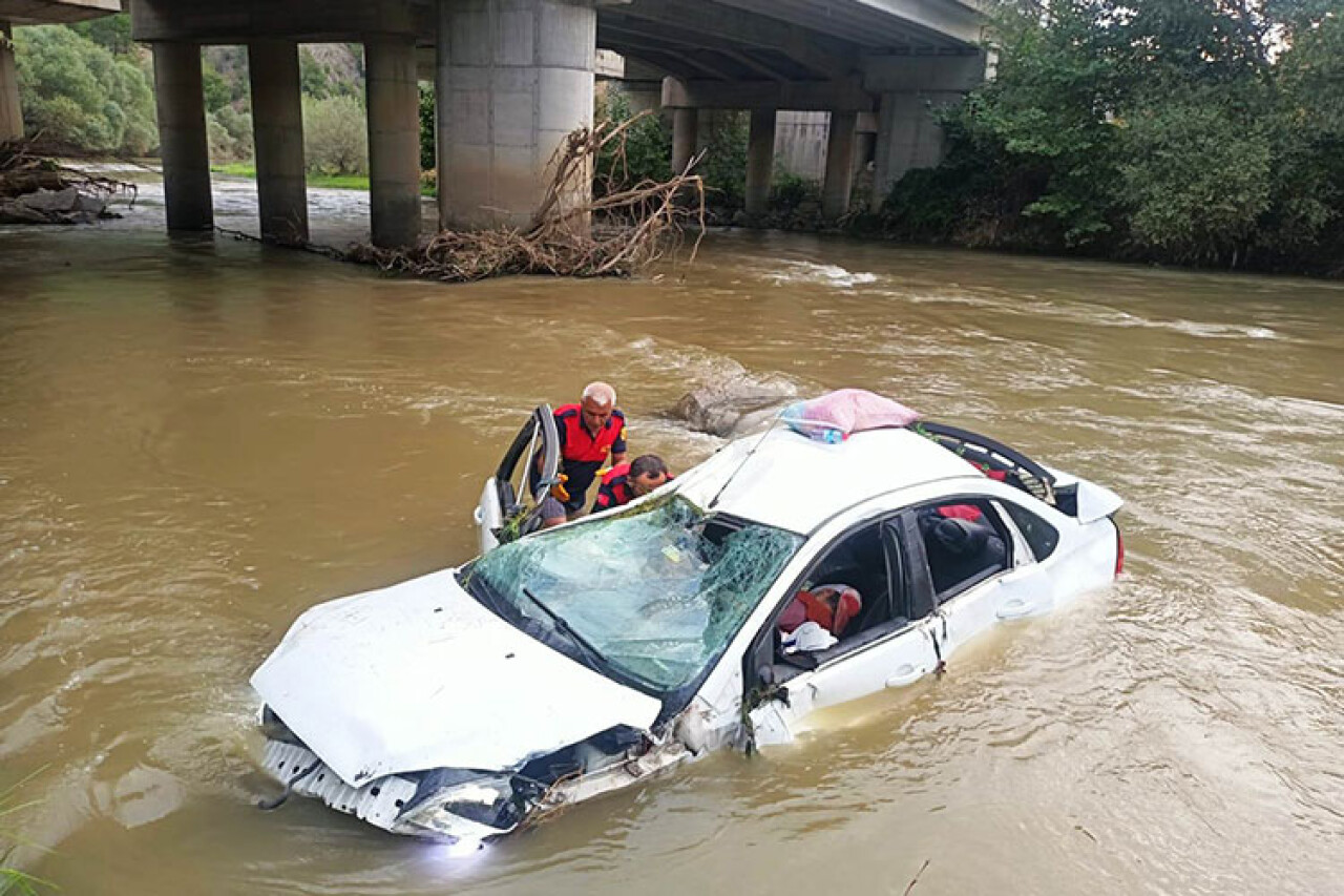 Amasya'da Yeşilırmak'a düşen otomobildeki 5 kişi yaralandı