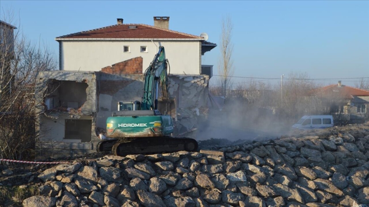 Kırklareli'ndeki taşkında ağır hasar gören binaların yıkımına başlandı