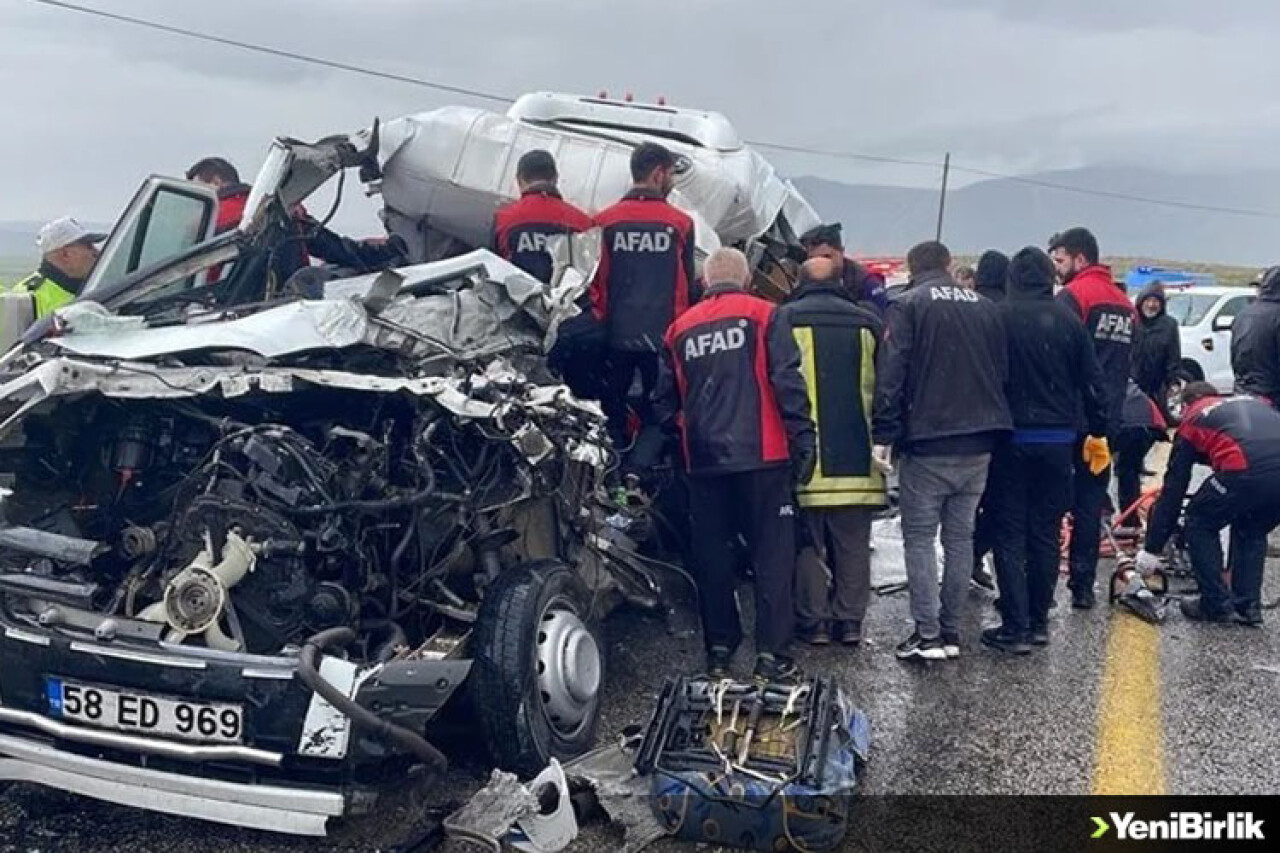 Sivas'ta tır ile yolcu minibüsünün çarpıştığı kazada 4 kişi öldü