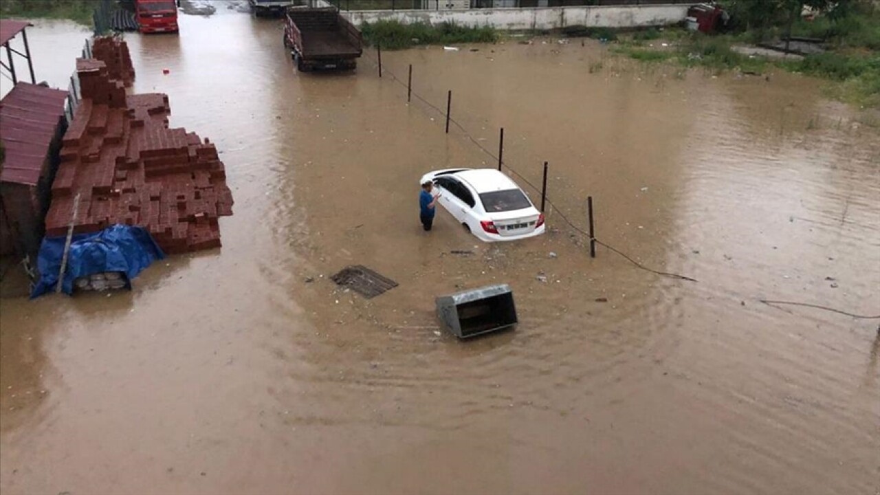 Rize'de etkili olan şiddetli sağanak heyelanlara ve bazı yolların kapanmasına neden oldu