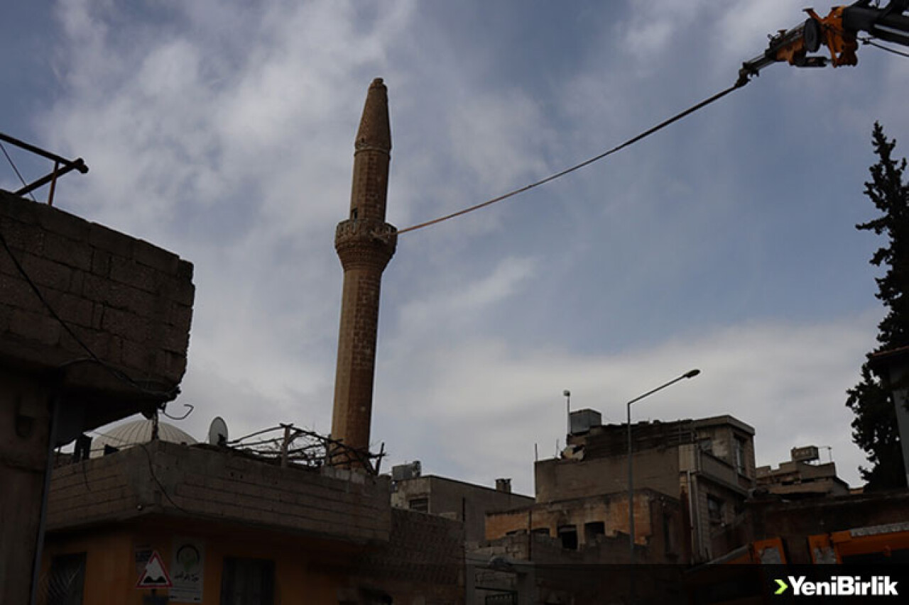 Kilis'te depremde hasar gören minarenin yıkımı gerçekleştirildi