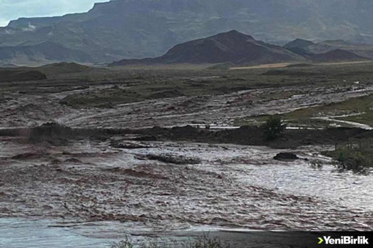 Kars'ta sel nedeniyle köy yolları ulaşıma kapandı, araziler zarar gördü