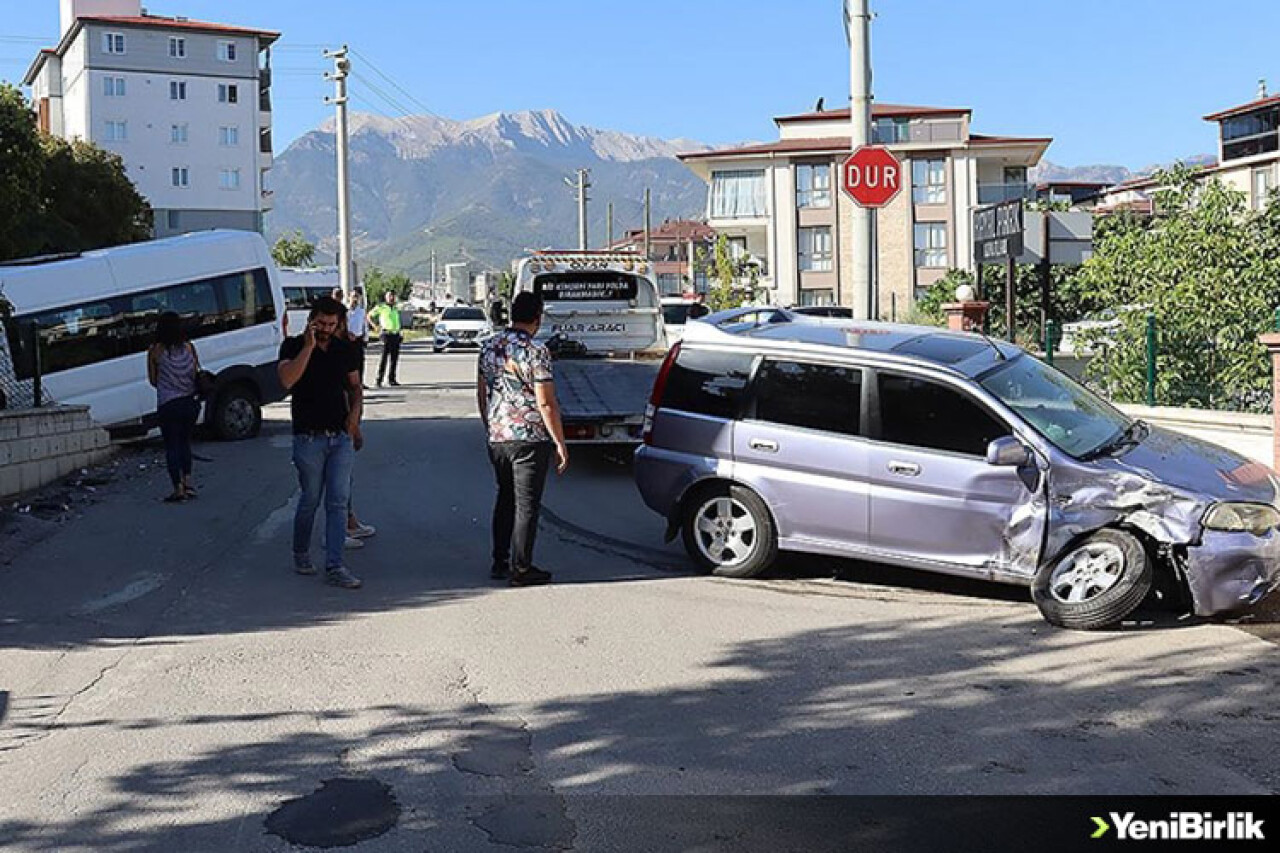 Denizli'de okul servisi ile otomobilin çarpışması sonucu 14 kişi yaralandı