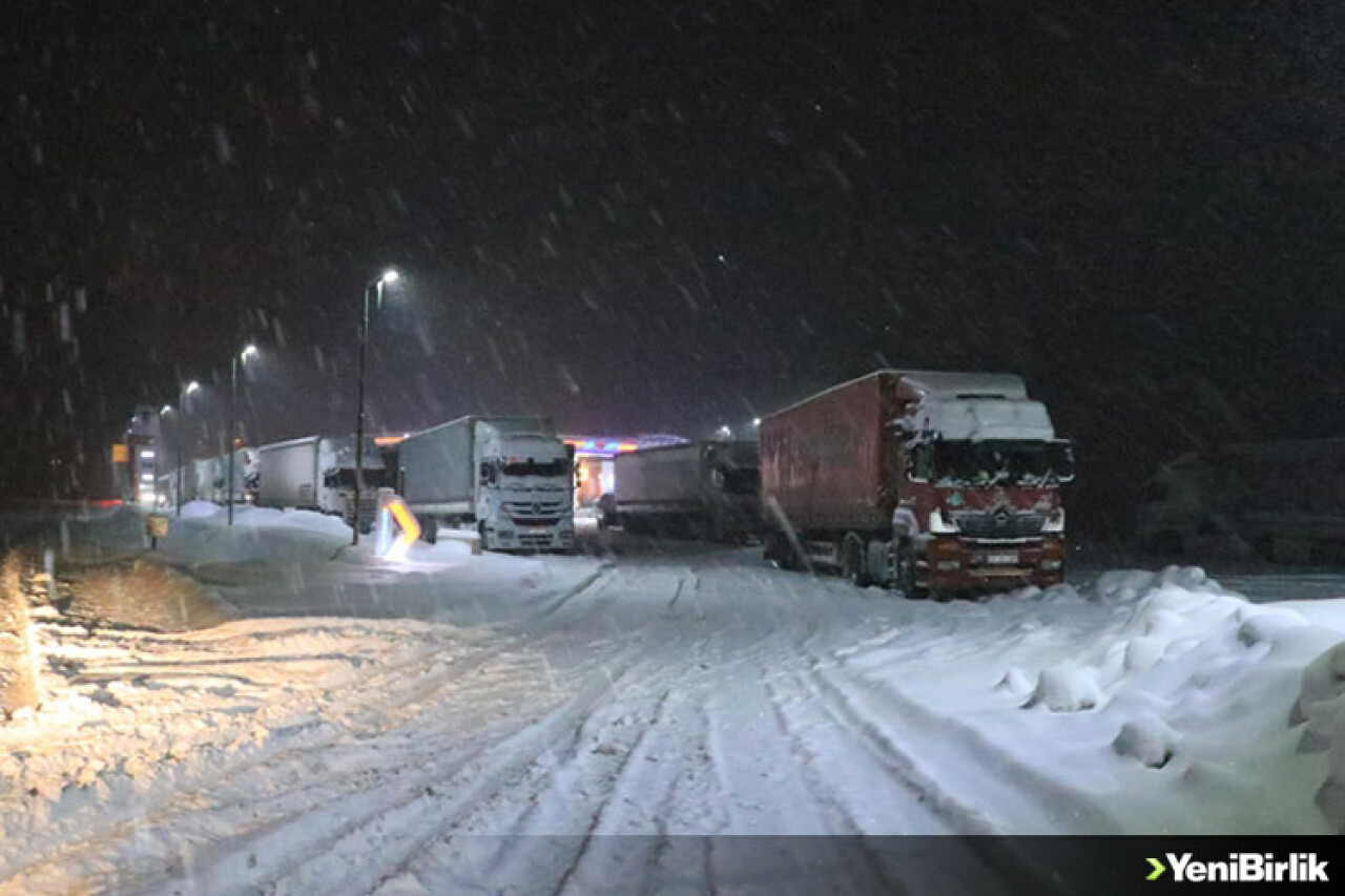 Erzincan'da ulaşım kar ve buzlanma nedeniyle güçlükle sağlanıyor