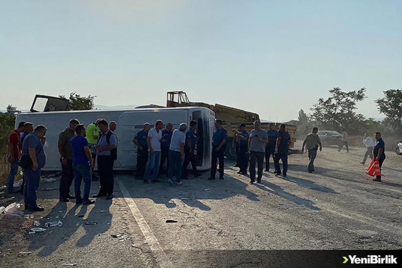 Balıkesir'de midibüs devrildi, 17 kişi yaralandı