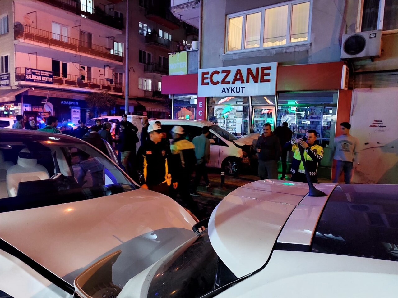 Yalova'da biri polise ait 6 aracın karıştığı kazada 2'si polis 4 kişi yaralandı