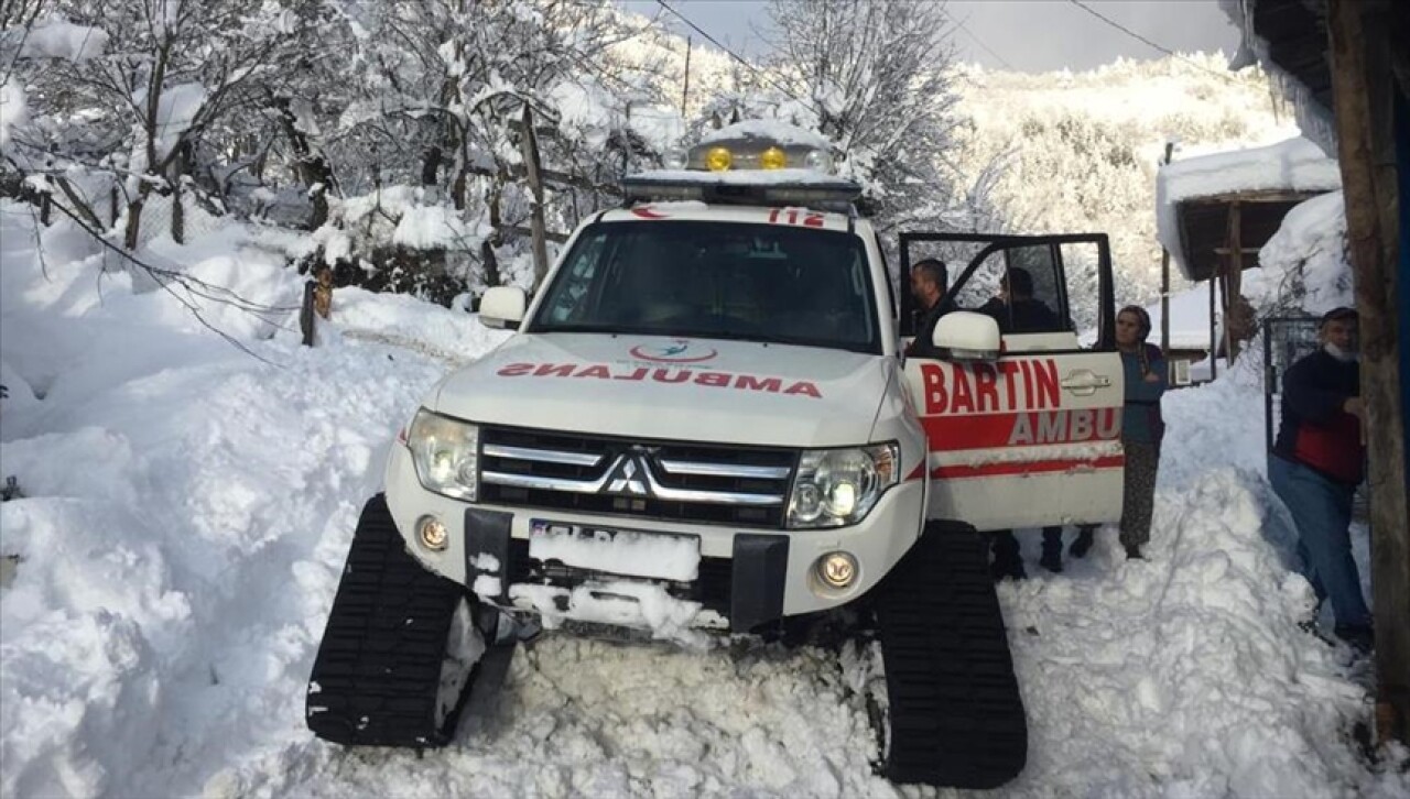 Bartın'da kar nedeniyle köyde mahsur kalan hastaya 3 saatte ulaşıldı