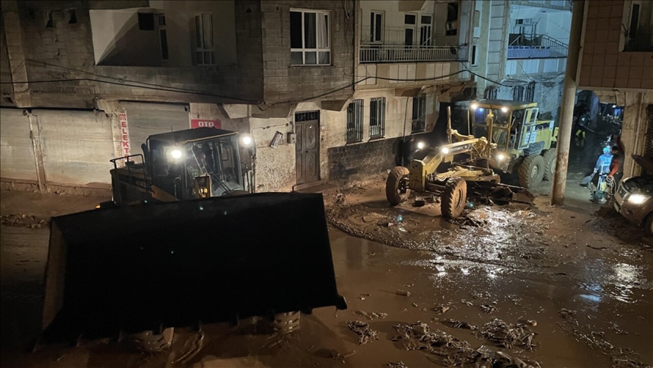 Şanlıurfa'daki sel sonrası su tahliye ve temizlik çalışmaları aralıksız sürüyor